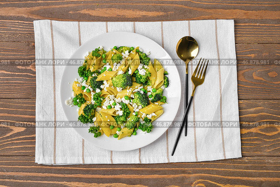 Тарелка с вкусной пастой пенне и брокколи на деревянном фоне. Стоковое фото, фотограф Pixel_shot / Фотобанк Лори