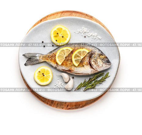 Тарелка с вкусной жареной рыбой дорадо на белом фоне. Стоковое фото, фотограф Pixel_shot / Фотобанк Лори