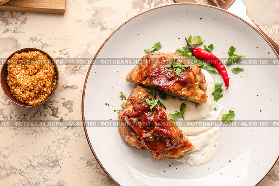 Тарелка с вкусным фаршем, лодочкой, грибами, плавленым сыром и соусом на столе. Стоковое фото, фотограф Pixel_shot / Фотобанк Лори