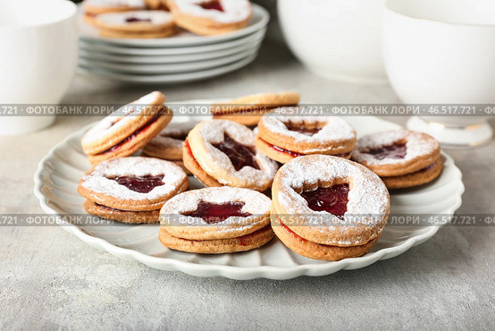Тарелка с вкусным печеньем Linzer на фоне гранж. Стоковое фото, фотограф Pixel_shot / Фотобанк Лори