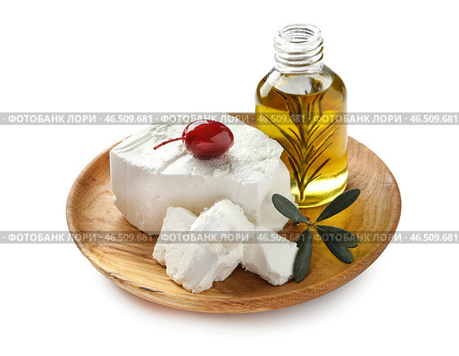 Тарелка с вкусным сыром фета и оливковым маслом на белом фоне. Стоковое фото, фотограф Pixel_shot / Фотобанк Лори