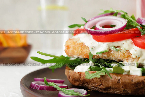 Тарелка с вкусным веганским бургером на столе, крупным планом. Стоковое фото, фотограф Pixel_shot / Фотобанк Лори