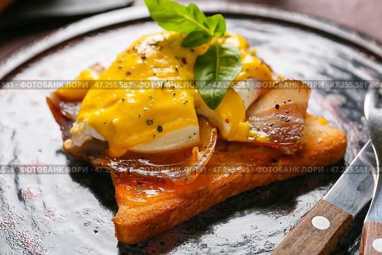Тарелка с вкусным яйцом Бенедикт на столе, крупным планом. Стоковое фото, фотограф Pixel_shot / Фотобанк Лори