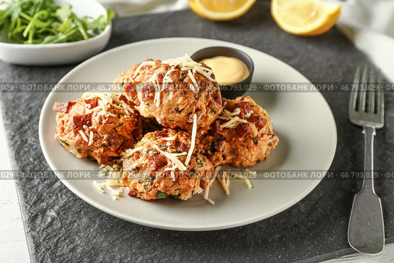 Тарелка с вкусными колбасными шариками, сыром и соусом на столе. Стоковое фото, фотограф Pixel_shot / Фотобанк Лори