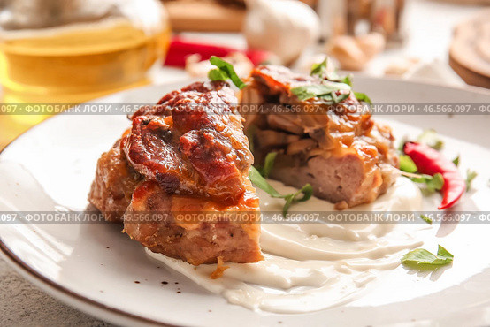 Тарелка с вкусными лодочками из фарша, грибами и плавленым сырком, крупным планом. Стоковое фото, фотограф Pixel_shot / Фотобанк Лори