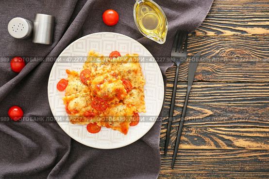 Тарелка с вкусными равиоли на столе. Стоковое фото, фотограф Pixel_shot / Фотобанк Лори