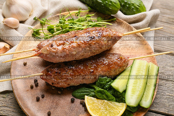 Тарелка шашлыка с вкусным люля-кебабом на деревянном фоне, крупным планом. Стоковое фото, фотограф Pixel_shot / Фотобанк Лори