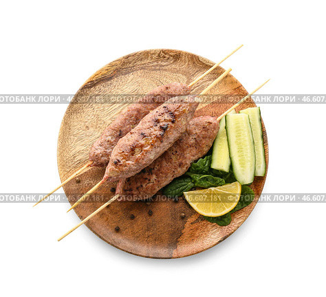 Тарелка шашлыков с вкусным люля-кебабом на белом фоне. Стоковое фото, фотограф Pixel_shot / Фотобанк Лори