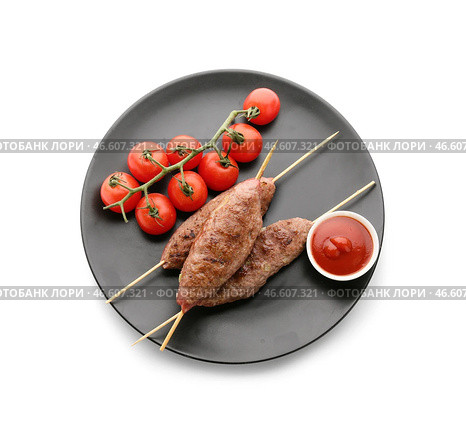 Тарелка шашлыков с вкусным люля-кебабом, помидорами и соусом на белом фоне. Стоковое фото, фотограф Pixel_shot / Фотобанк Лори