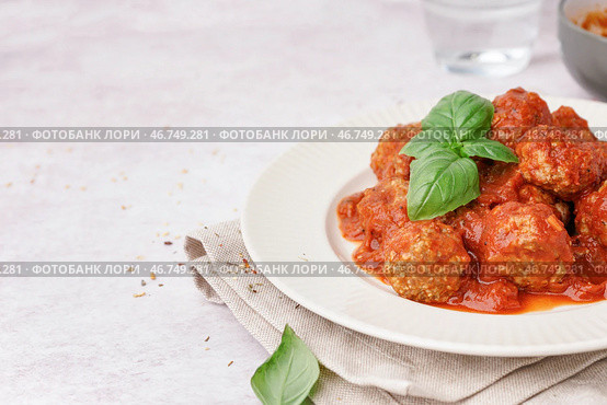 Тарелка вкусных фрикаделек с соусом на светлом фоне. Стоковое фото, фотограф Pixel_shot / Фотобанк Лори