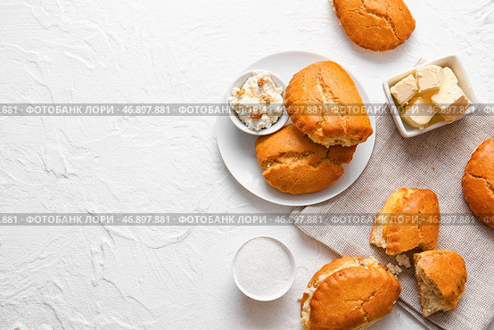 Тарелка вкусных сочников с творогом на белом фоне. Стоковое фото, фотограф Pixel_shot / Фотобанк Лори