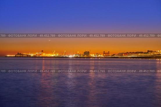 Tarragona port sunset in Mediterranean sea of Catalonia. Стоковое фото, агентство Ingram Publishing / Фотобанк Лори