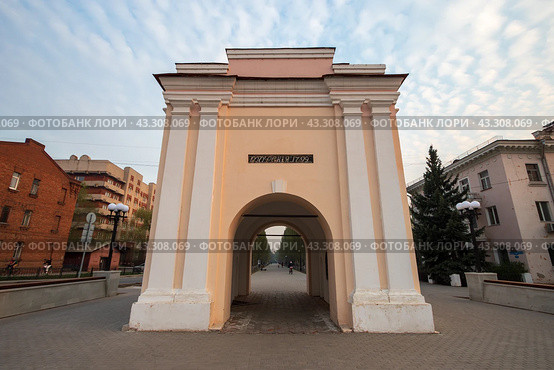 Тарские ворота, город Омск, Омская область, Сибирь, Россия. Тарские ворота Омской крепости – один из архитектурных символов Омска. Над аркой надпись «Тарскiя : 1799». Туристическая историческая достопримечательность. Редакционное фото, фотограф Андрей Степанов / Фотобанк Лори