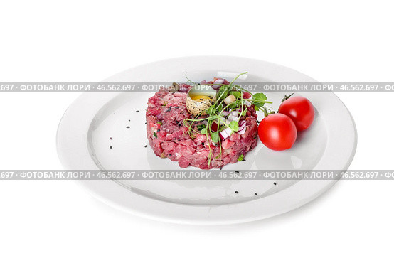 Тартар с вкусным тартаром из говядины на белом фоне. Стоковое фото, фотограф Pixel_shot / Фотобанк Лори