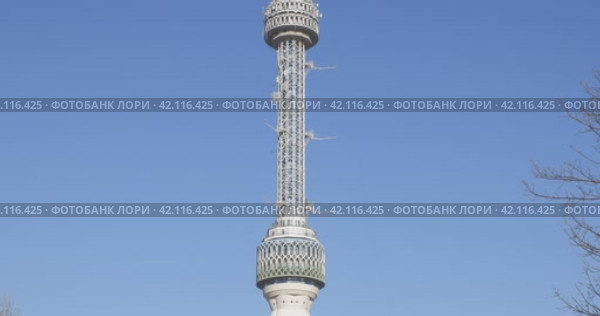 Ташкентская телебашня в Юнусабадском районе, Узбекистан. Tashkent TV tower in Yunusobod district. Sunny winter view. (2024 год). Стоковое видео, видеограф Александр Кузнецов / Фотобанк Лори