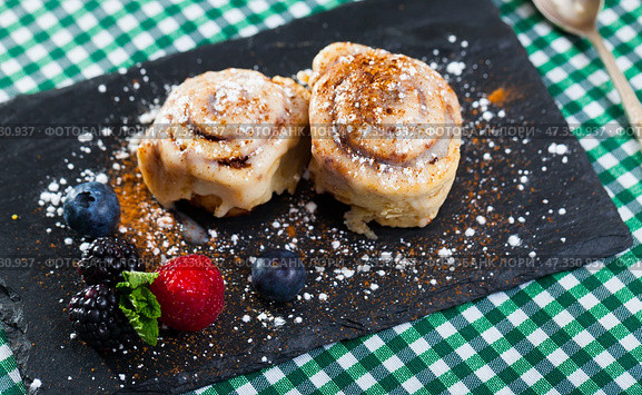 Tasty dessert Cinnabon. Стоковое фото, фотограф Яков Филимонов / Фотобанк Лори