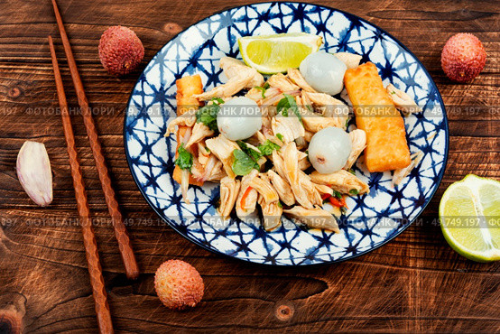 Tasty salad with peeled lychee and chicken breast. Healthy salad.. Salad with chicken fillet, lychee and lime. Стоковое фото, агентство Ingram Publishing / Фотобанк Лори