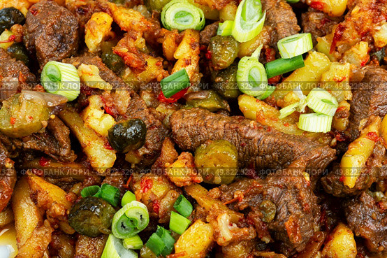 Tatar cuisine, Tatar food, azu. Beef stewed with potatoes and pickles. Meat ragout, food background.. Tatar meat azu. Стоковое фото, агентство Ingram Publishing / Фотобанк Лори