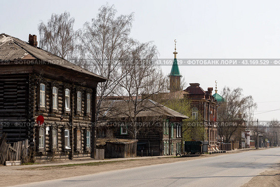 Татарская улица, город Томск, Томская область, Сибирь, Россия. Улица сибирского города. Вид на старые деревянные дома и мечеть. Стоковое фото, фотограф Андрей Степанов / Фотобанк Лори