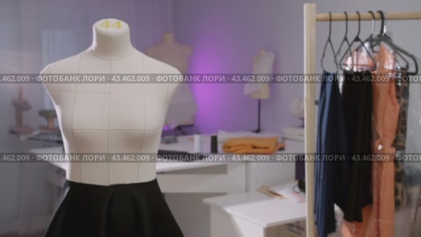 Taylor Working in a Studio. Стоковое видео, видеограф Константин Шишкин / Фотобанк Лори