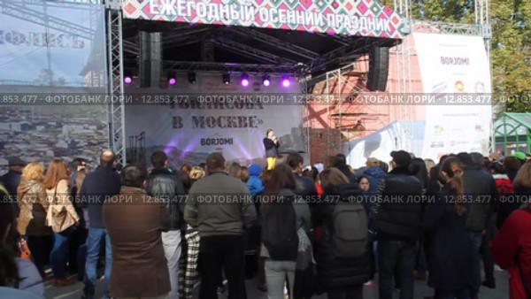 Тбилисоба в Москве. Сцена и зрители на концерте в саду "Эрмитаж" (2015 год). Редакционное видео, видеограф Сергей Соболев / Фотобанк Лори