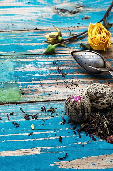 Tea leaves for brewing,tea spoon and dried yellow rose.The image is tinted in vintage style. Стоковое фото, агентство Ingram Publishing / Фотобанк Лори