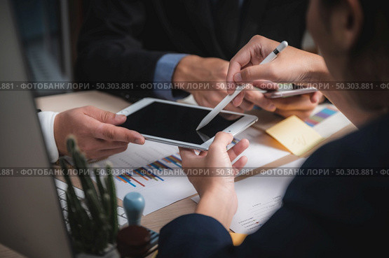 Team job. Young creative business people working with new startup project in modern loft office. Start up Business Team Meeting Ideas Concept. Стоковое фото, агентство Ingram Publishing / Фотобанк Лори