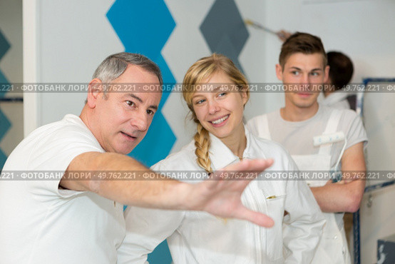 team of decorators talking. Стоковое фото, агентство Ingram Publishing / Фотобанк Лори