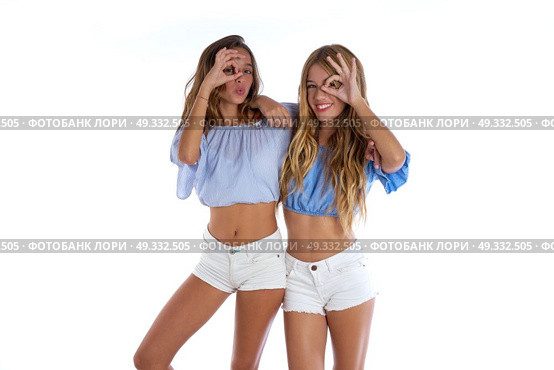 Teen best friends girls happy together looking through finger goggles. Стоковое фото, агентство Ingram Publishing / Фотобанк Лори