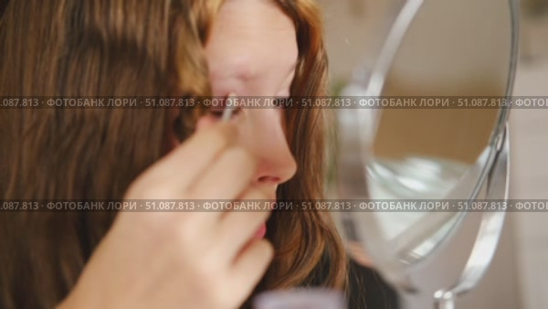 Teen Girl putting on makeup looking at mirror. Beautiful Teenager caring her face. 14 years old female applied cosmetics. Natural beauty concept. Skin care, make-up. Daily make up. Beautiful Teenage. Стоковое видео, видеограф Марина Демидюк / Фотобанк Лори