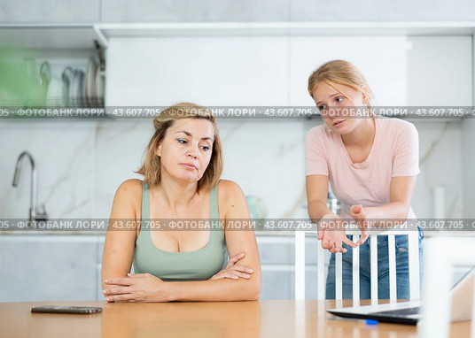 Teenage daughter asking mother to forgive after argument. Стоковое фото, фотограф Яков Филимонов / Фотобанк Лори