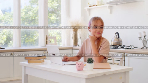Teenage girl studying online from home with distance teacher. Стоковое видео, видеограф Сергей Толмачёв / Фотобанк Лори