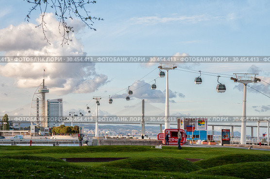 Telecabine Lisboa at Parque das Nacoes (Park of Nations) in Lisbon. The cable car against the Vasco da Gama bridge on the Tagus river (2012 год). Редакционное фото, фотограф Юлия Бабкина / Фотобанк Лори