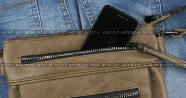 Телефон торчит из кармана женской сумки. Увеличение. Вид сверху. Стоковое видео, видеограф Александр Собко / Фотобанк Лори