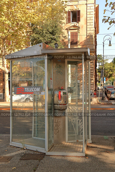 Телефонная будка с таксофоном TELECOM ITALIA в Риме, Италия (2015 год). Редакционное фото, фотограф Александр Степанов / Фотобанк Лори