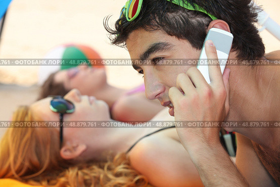 Telephoning from the beach. Стоковое фото, агентство Ingram Publishing / Фотобанк Лори