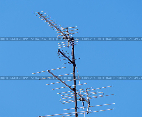 Телевизионные антенны разных типов на фоне голубого неба. TV antennas of different types on the background of blue sky. Стоковое фото, фотограф Татьяна Д / Фотобанк Лори