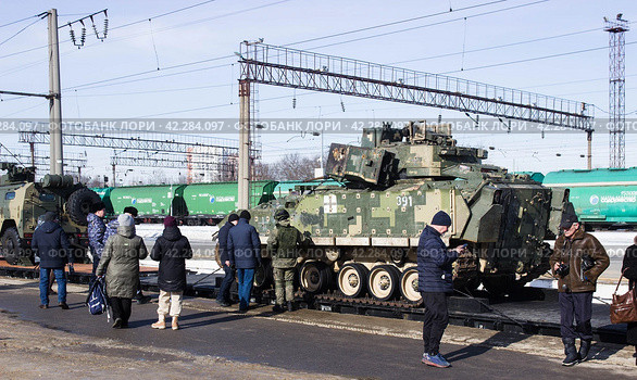 Тематический поезд Минобороны. Платформа с военной техникой.  Липецк. (2024 год). Редакционное фото, фотограф Евгений Будюкин / Фотобанк Лори