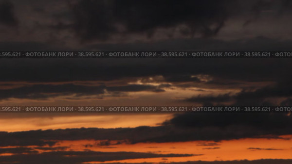 Темные облака плывут в желтоватом вечернем небе. Стоковое видео, видеограф Цыбин Вадим / Фотобанк Лори