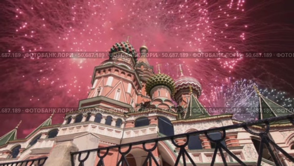 Temple of Basil the Blessed and fireworks in honor of Victory Day celebration (WWII), Red Square, Moscow, Russia. with zoom. Стоковое видео, видеограф Владимир Журавлев / Фотобанк Лори