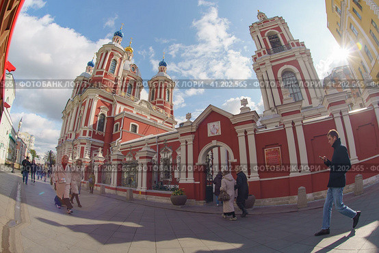 Temple of the Holy Martyr Clement, Pope in Moscow Zamoskvorechye (2019 год). Редакционное фото, фотограф YuryKara / Фотобанк Лори