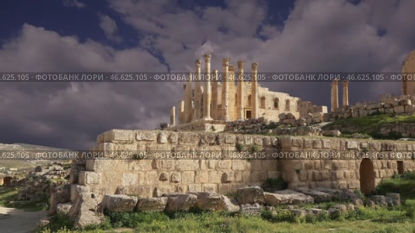 Temple of Zeus, Jordanian city of Jerash (Gerasa of Antiquity), capital and largest city of Jerash Governorate, Jordan. Against the background of a beautiful sky with clouds. 4K, time lapse, with zoom. Стоковое видео, видеограф Владимир Журавлев / Фотобанк Лори