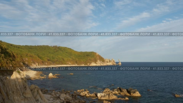 Тень накрывает берег. Стоковое видео, видеограф Кузнецов Александр / Фотобанк Лори