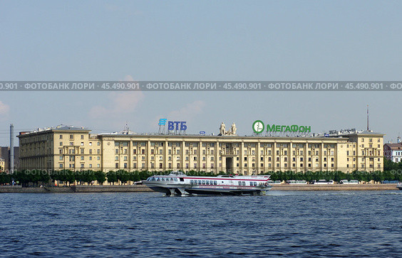 Теплоход "Метеор-185" идет по Неве на подводных крыльях на фоне "Дома военморов". Санкт-Петербург (2019 год). Редакционное фото, фотограф Алексей Иванов / Фотобанк Лори