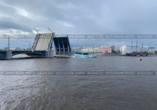 Теплоход "Метеор" проходит по Малой Неве во время развода Биржевого моста, Санкт-Петербург (2023 год). Редакционное фото, фотограф Мария Кылосова / Фотобанк Лори