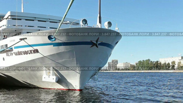 Теплоход у причала на реке Неве в Санкт-Петербурге (2012 год). Редакционное видео, видеограф Кекяляйнен Андрей / Фотобанк Лори