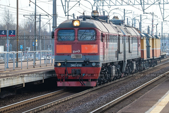 Тепловоз 2М62-0748 со служебным поездом на станции Славянка мартовским днем. Октябрьская железная дорога (2024 год). Редакционное фото, фотограф Виктор Карасев / Фотобанк Лори
