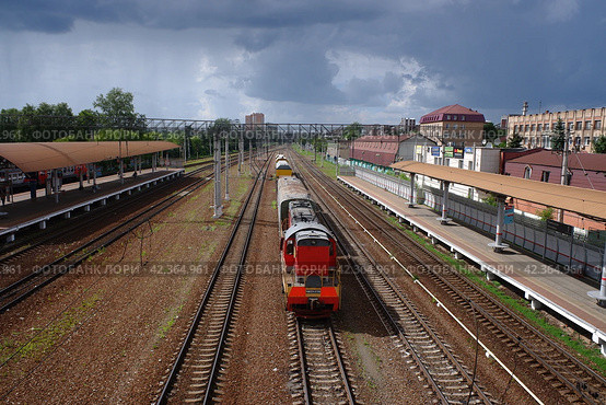 Тепловоз ЧМЭ-3 на станции Раменское в Московской области. Road-switcher diesel-electric locomotive ChME3 in Ramenskoye station. Aerial sunny day view. (2021 год). Редакционное фото, фотограф Александр Кузнецов / Фотобанк Лори