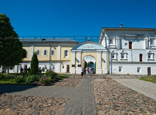Территория Ипатьевского монастыря. Город Кострома (2021 год). Редакционное фото, фотограф Макаров Алексей / Фотобанк Лори