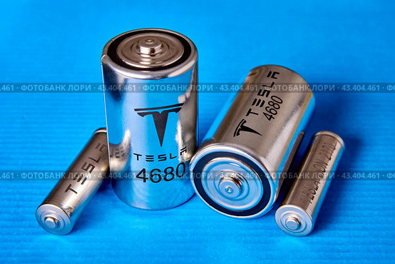 Tesla 2170 and 4680 battery cell comparison, St. Petersburg, Russia, January 7, 2022. Стоковое фото, фотограф Владимир Григорьев / Фотобанк Лори